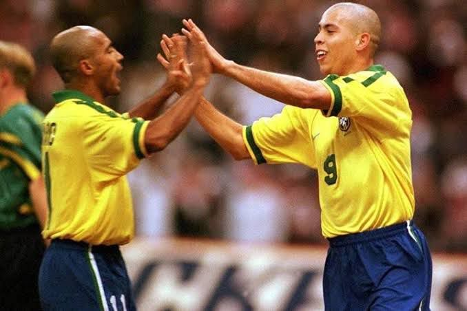 ROMÁRIO OU RONALDO?