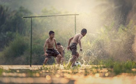 O MENINO E A BOLA